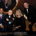 Liz-Douglas-Anglo-American-–-receiving-the-Inclusive-Awards-2023-Head-of-Diversity-Inclusion-Award-from-Lenny-Rush-and-Sean-Fletcher.-PHOTO-CREDIT
